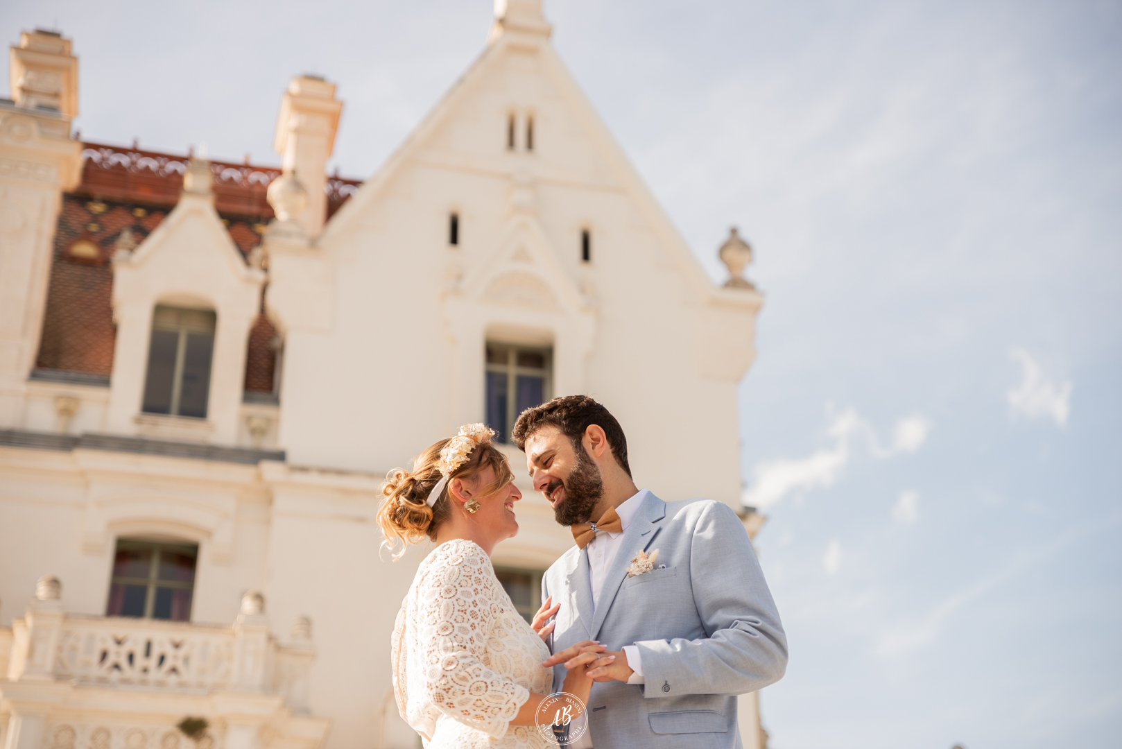photographie de couple devant un chateau pour un mariage