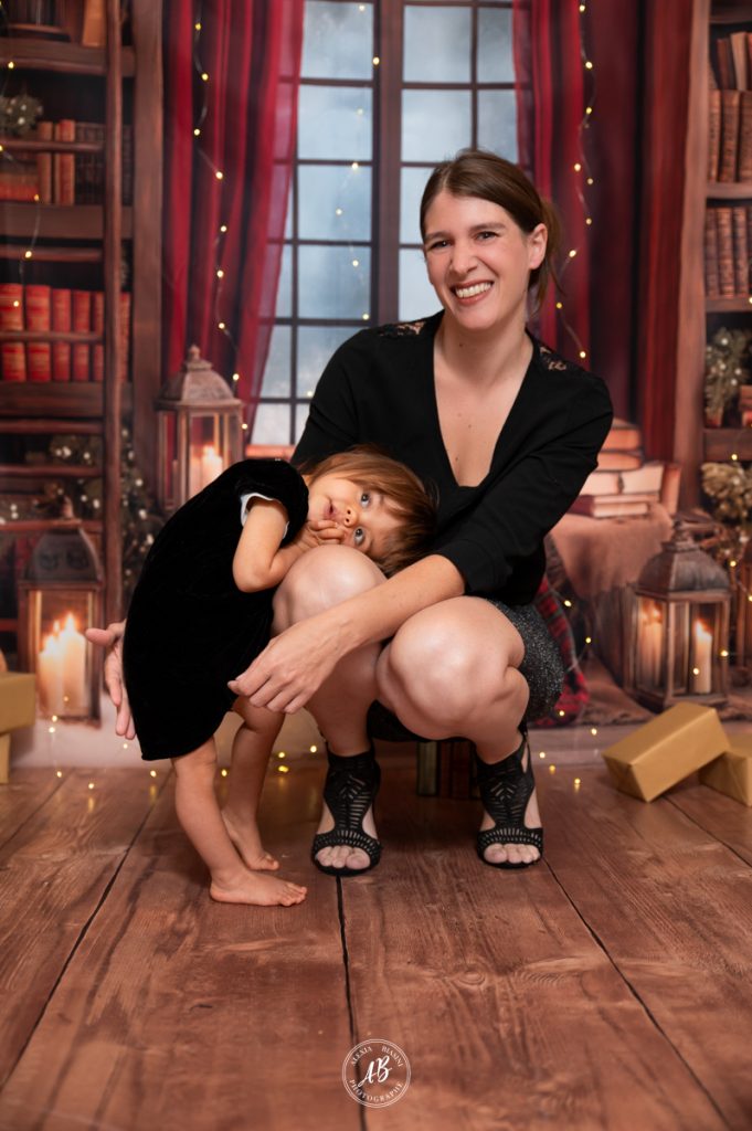 une maman et sa fille dans un joli décor de noel fait dans un studio photo de fourques 66